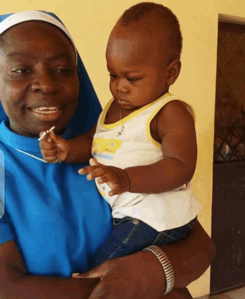 Bébé retrouvé seul à cause de la guerre de Boko Haram pris en charge par la sœur Myriam